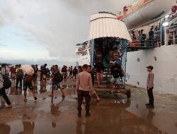 Polsek Kawasan Pelabuhan Laut Bima Laksanakan Pengamanan Embarkasi dan Debarkasi Penumpang Kapal KM. WILIS