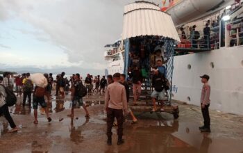 Polsek Kawasan Pelabuhan Laut Bima Laksanakan Pengamanan Embarkasi dan Debarkasi Penumpang Kapal KM. WILIS