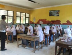 Polsek Sape Gelar Penyuluhan Hukum Bertema Tertib Berlalu Lintas dan Bahaya Kenakalan Remaja di SMAN 2 Sape