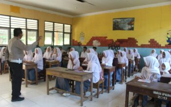 Polsek Sape Gelar Penyuluhan Hukum Bertema Tertib Berlalu Lintas dan Bahaya Kenakalan Remaja di SMAN 2 Sape