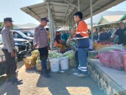 Piket Polsek Maluk Gelar Patroli Dialogis Pasar, Warga Diimbau Waspada Modus Penipuan Online