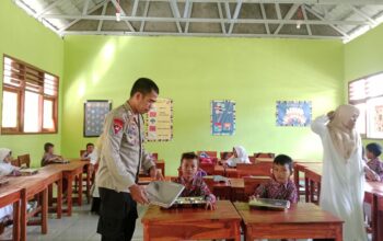 Bhabinkamtibmas Polsek Asakota Pantau Pendistribusian Makanan Bergizi Tahap Pertama di Dua Sekolah
