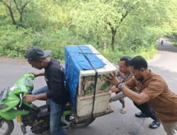 Potret Empati Personil Polsek Rasbar: Bantu Dorong Motor Penjual Rujak, Wujud Nyata Polisi untuk Masyarakat