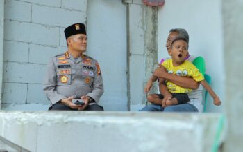 Polisi Beri Bantuan Kursi Roda untuk Penderita Celebral Palsy-Lansia di Bekasi dan Karawang