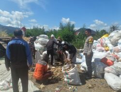 Dukung Ketahanan Pangan, Bhabinkamtibmas Desa Tapir Dampingi Petani Panen Jagung