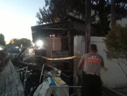 Polsek Sape Sigap Bantu Padamkan Kebakaran Rumah Makan di Desa Naru