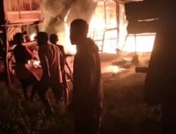 Personel Polsek Parado dan Masyarakat Bantu Padamkan Kebakaran Rumah di Desa Parado Kuta