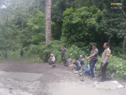 Bhabinkamtibmas Batu Lanteh Dampingi Gotong Royong Perbaikan Jalan Rusak di Desa Batu Dulang