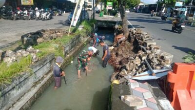 Sambut Musim Tanam, TNI dan Masyarakat Kompak Perbaiki Kerusakan Irigasi Pertanian