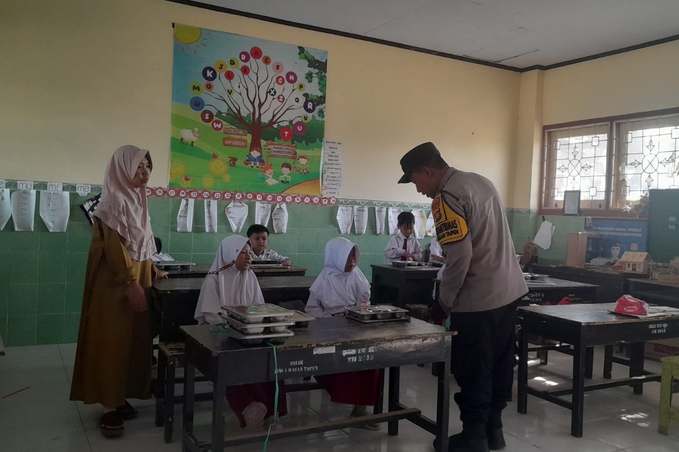 Polsek Gerung Kawal Pembagian Makan Bergizi Gratis untuk Ratusan Siswa SD di Dasan Tapen
