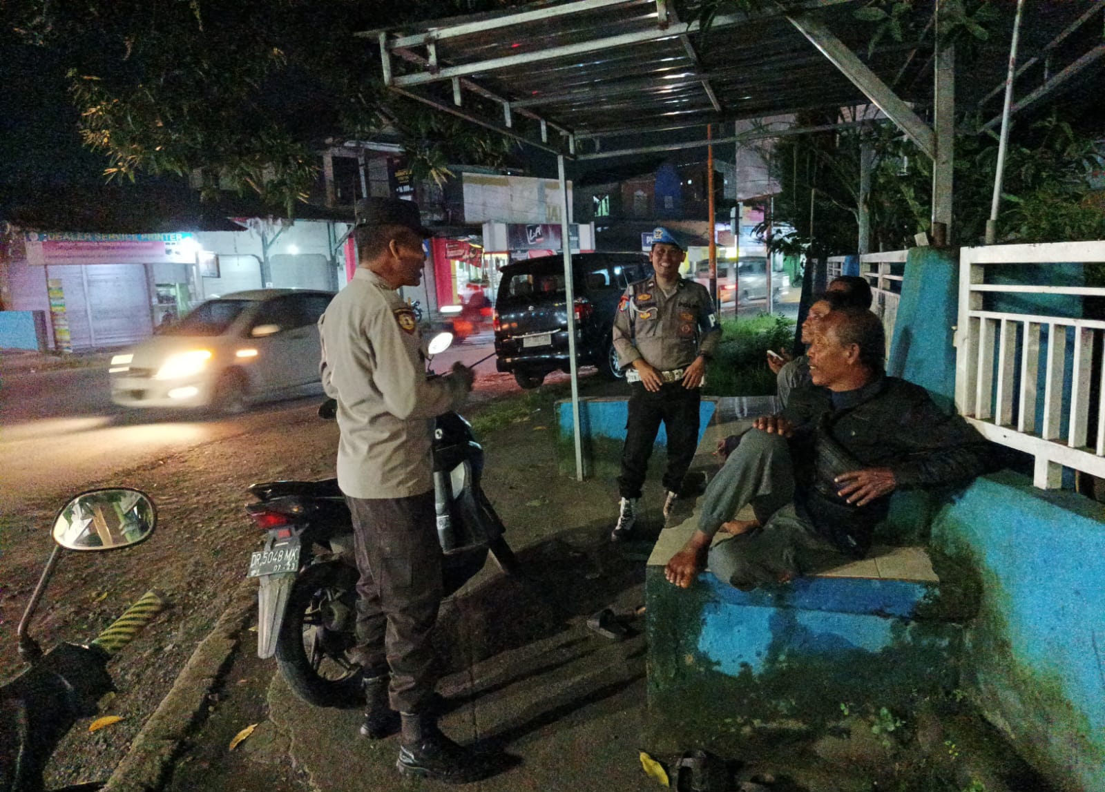 Warga Apresiasi Patroli Malam Polsek Kediri di Desa Rumak