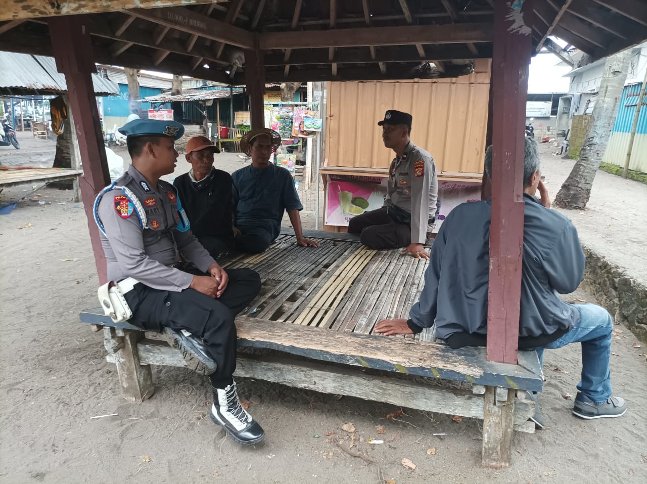 Polsek Lembar Ciptakan Kamtibmas Kondusif Melalui Patroli Dialogis