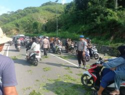 Polsek Lembar Amankan Pemangkasan Pohon Demi Kelancaran Lalu Lintas