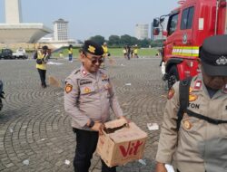 Personel Polri Sigap Bersih-bersih Kawasan Monas Usai May Day Fiesta
