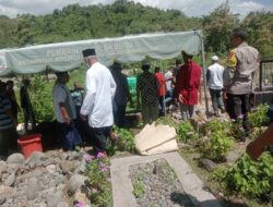 Bhabinkamtibmas Desa Beru Turut dalam Pemakaman Warga di Desa Binaannya