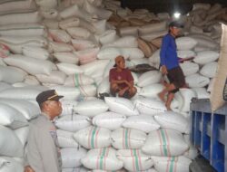 Sat Binmas Polres Bima Kota Himbau Pengatur Lalu Lintas di Depan Gudang Pelabuhan Bima Atur Keluar Masuk Truk agar Tak Ganggu Jalan Umum