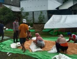 Bantu Proses Pengeringan Jagung Warga Binaan, Bhabinkamtibmas Polsek Soromandi Proaktif Mendukung Program Ketahanan Pangan Nasional