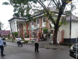 Sat Lantas Polres Bima Kota Laksanakan Kegiatan Rawan Pagi, Bantu Anak Sekolah Menyeberang Jalan