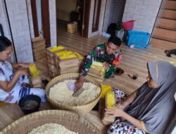 Babinsa dan Perajin Tempe Bahas Kendala Produksi di Sekarbela