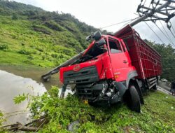 Respon Cepat Satlantas Polres Dompu Tangani Laka Beruntun Di Jln lintas Ompu Beko– Truk Fuso Out Of Control, Satu Korban Luka