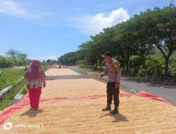 Bhabinkamtibmas Desa Hu’u Ajak Warga Waspadai Cuaca Demi Jaga Kualitas Panen Jagung