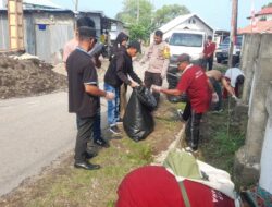 Jumat Bersih, Bhabinkamtibmas Desa Daha Ajak Warga Jaga Kamtibmas