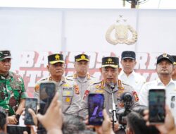 Hadiri Ground Breaking Asrama Polresta Samarinda, Kapolri Bagikan Sumur Bor-Sembako ke Warga