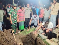 Bhabinkamtibmas Desa Seloto Hadiri Pemakaman Warga yang Mengakhiri Hidupnya dengan Cara Sendiri