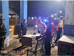 Cegah Aksi Premanisme, Polsek Labuhan Badas Gelar Blue Light Patrol