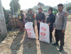Personel Polsek Rasanae Barat Polres Bima Kota Laksanakan Bakti Sosial di Pasar Raya Amahami