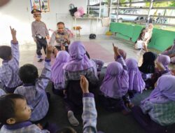 Sat Binmas Laksanakan “Police Goes to School” di RA Muslimat Tanjung, Kenalkan Profesi Polri dan Bahaya Narkoba Sejak Usia Dini