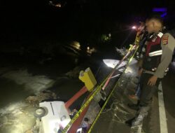 Mobil Ekspedisi Terjun ke Sungai, Polsek Kayangan Respon Cepat Olah TKP Kecelakaan