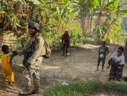 Satgas Damai Cartenz 2025 Sapa Mama Papua dan Anak-anak di Intan Jaya dalam Patroli Dialogis