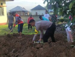 Bhabinkamtibmas Desa Manemeng Bersama Pemerintah Kecamatan Gotong Royong Membuat Kebun PKK/P2L