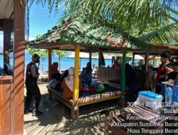 Patroli Samapta Polres Sumbawa Barat Imbau Masyarakat Jaga Keselamatan di Tempat Wisata