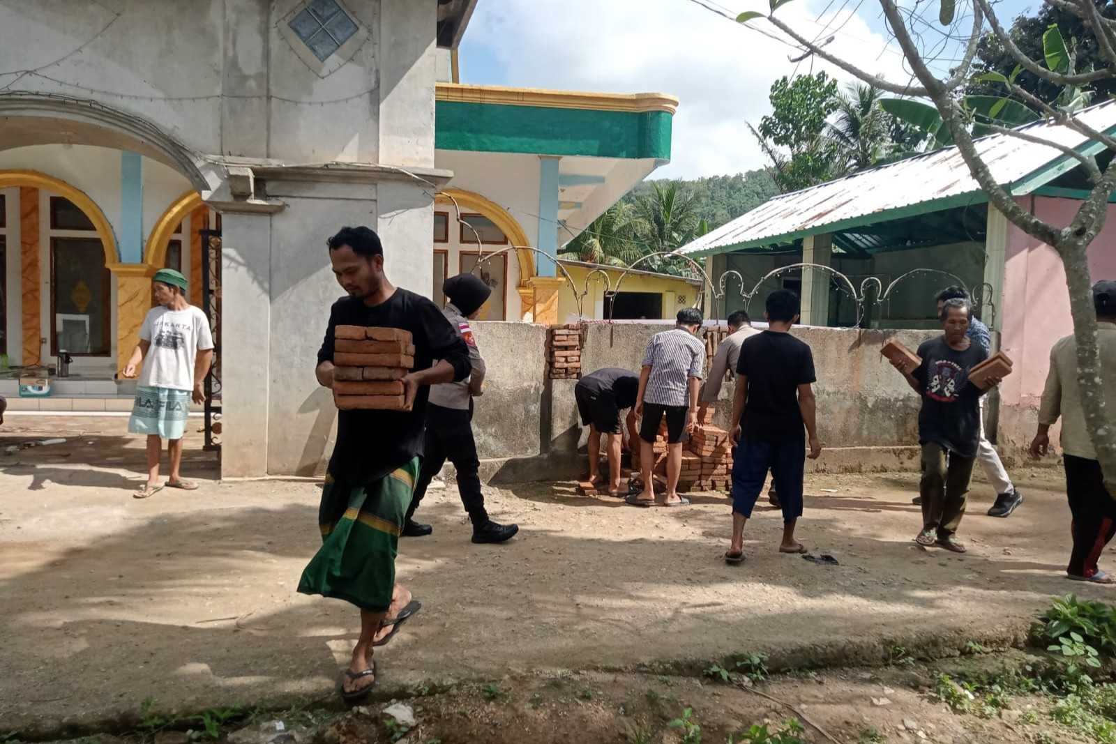 Polri Dekat Masyarakat: Polsek Sekotong Adakan Aksi Sosial di Taman Sejati