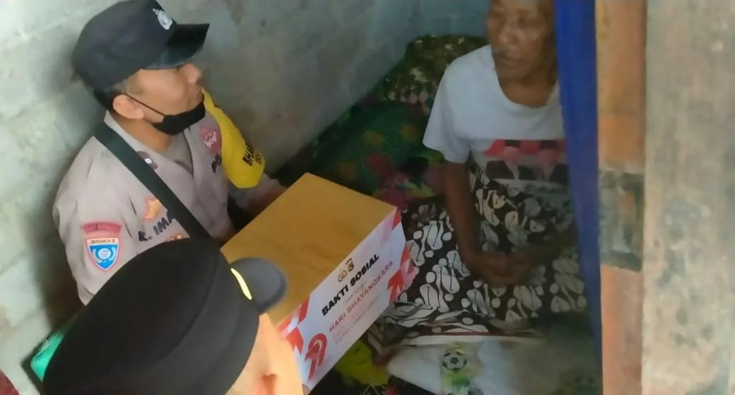 Hari Bhayangkara 79 Polsek Kediri Gelar Baksos di Dusun Ombae