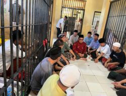 *Peringati Idul Adha, Kapolres Lombok Utara di Dampingi Ustadz Dedi Rahman Sambangi Rutan Polres