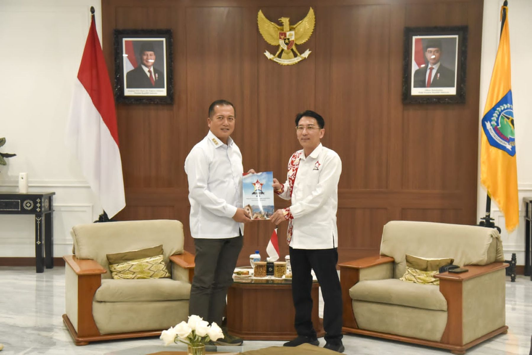 Gubernur Nusa Tenggara Barat, H. Lalu Muhamad Iqbal (kanan), bersama Ketua PD PERMABUDHI NTB, Heryono Soegiarto A.Md.