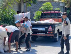 Cegah Hoaks, Polisi Edukasi Warga Lombok Barat Saat Patroli