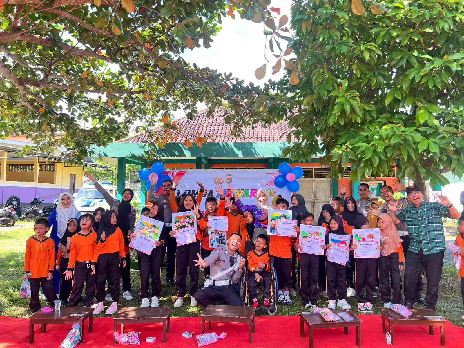 Mewarnai Semangat Bhayangkara di SLBN 2 Lombok Barat