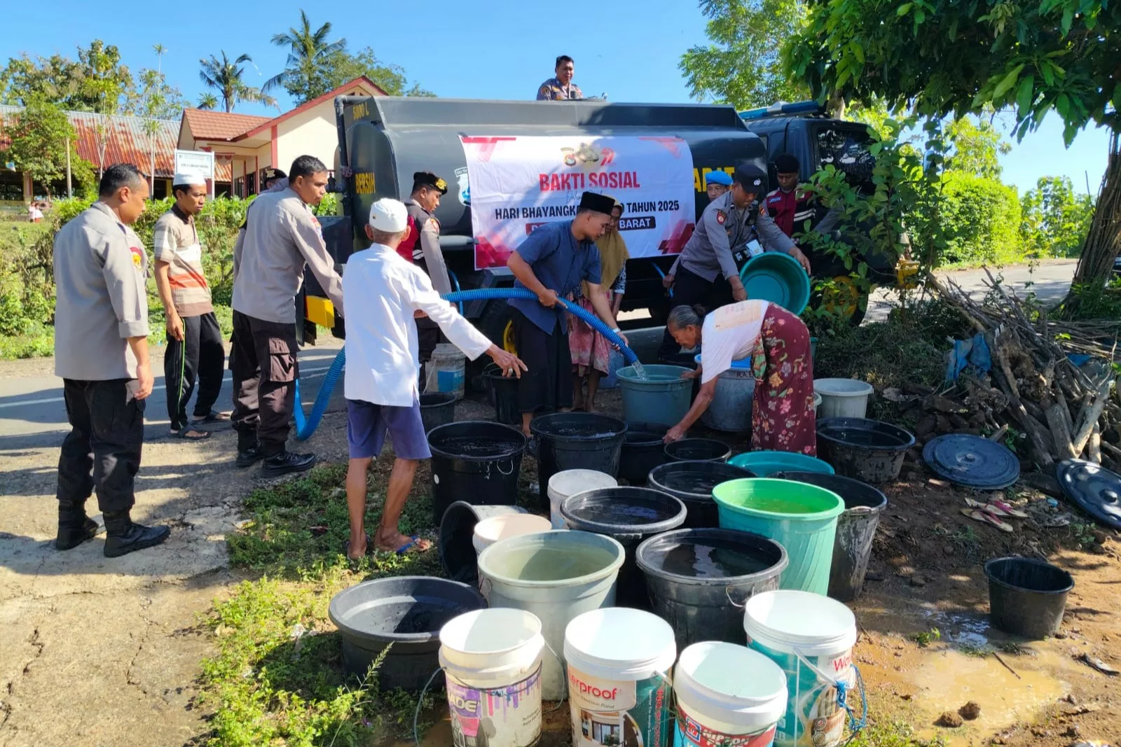 Polres Lombok Barat Salurkan 5.000 Liter Air Bersih, Wujud Kepedulian di Hari Bhayangkara Ke-79