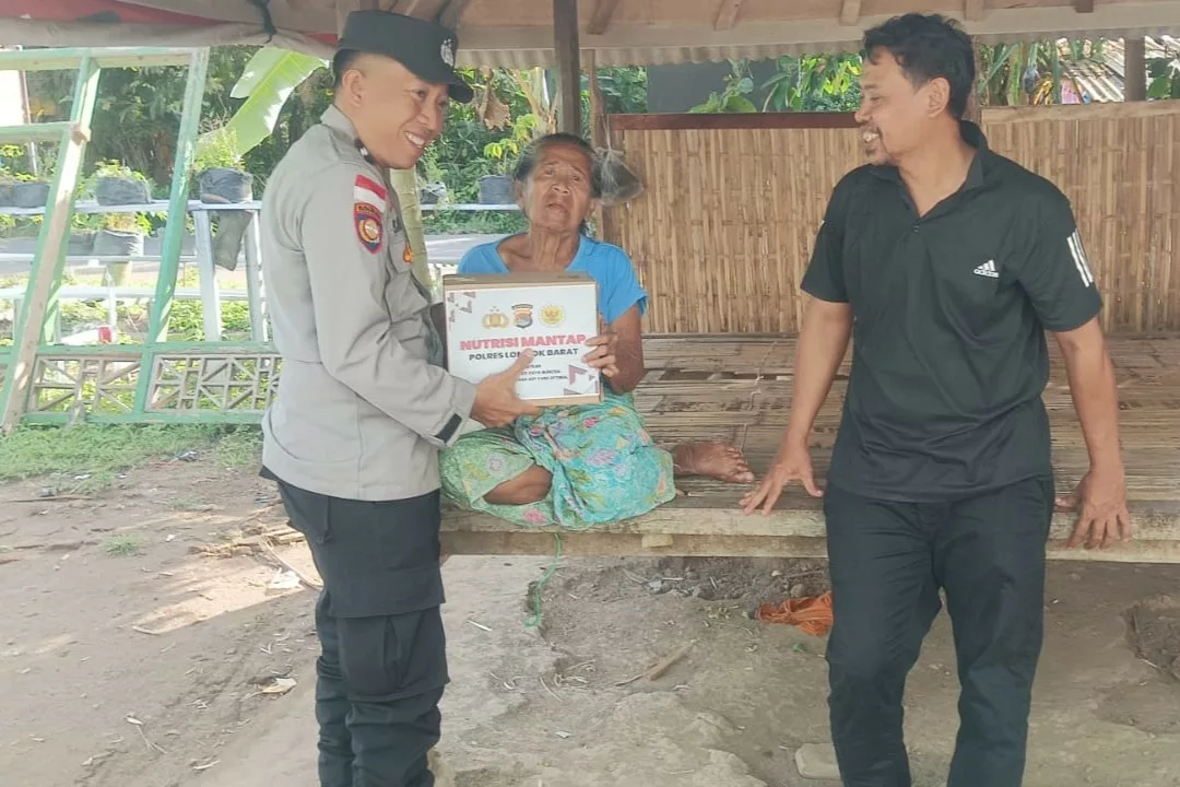 Polsek Sekotong Salurkan Bantuan Nutrisi di Dusun Sayong