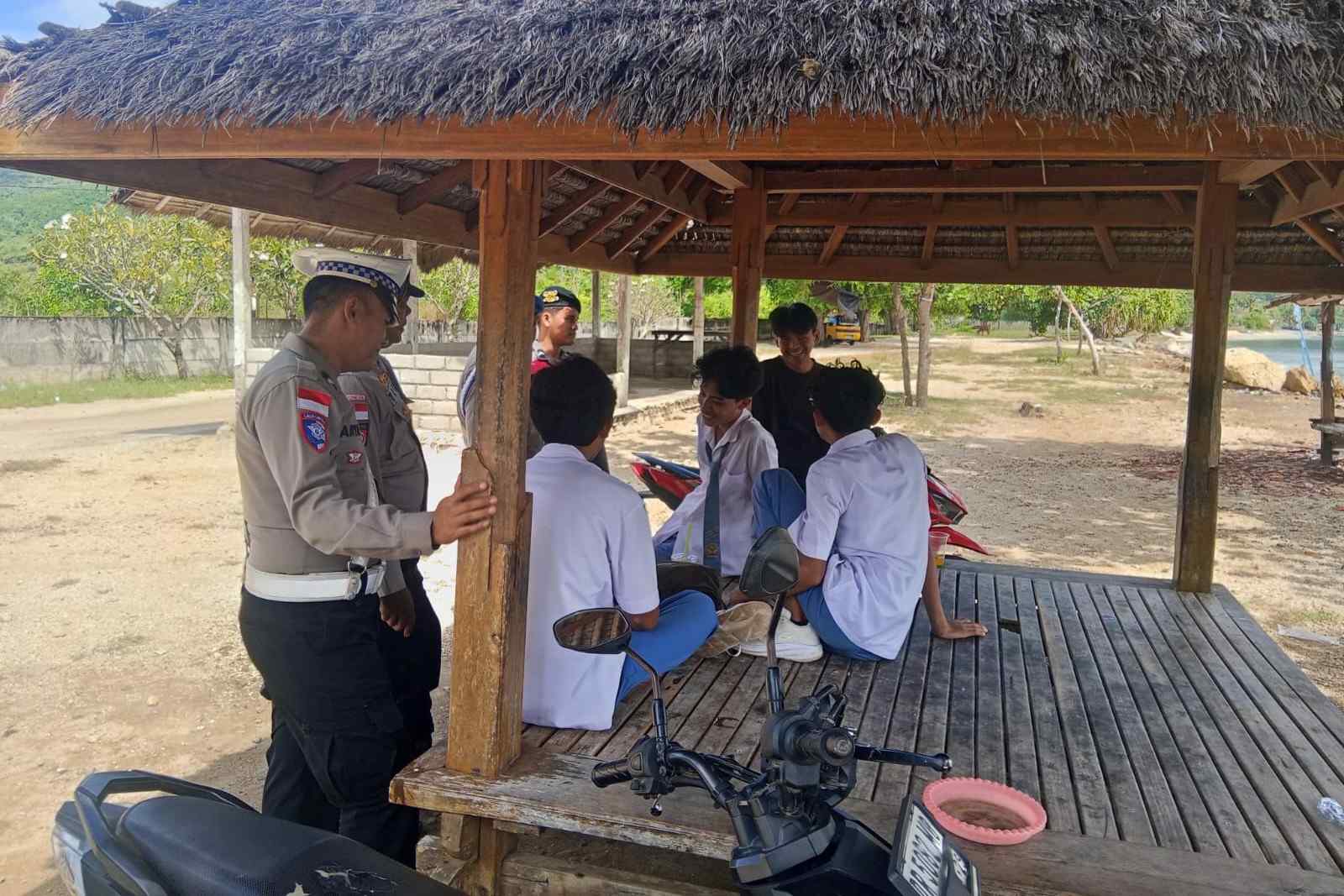 Lombok Barat, NTB – Kepolisian Sektor Sekotong, Polres Lombok Barat, Polda NTB, terus menunjukkan komitmennya dalam menjaga stabilitas keamanan dan ketertiban masyarakat (kamtibmas). Upaya ini diwujudkan melalui giat patroli rutin yang menyasar obyek vital dan obyek wisata, salah satunya Pantai Kemos di Desa Sekotong Barat. Kegiatan ini bertujuan utama untuk mengantisipasi tindak kriminalitas 3C (Curas, Curat, Curanmor) serta berbagai potensi gangguan kamtibmas lainnya. Patroli Rutin Demi Rasa Aman Pengunjung dan Pengelola Wisata Pada Senin, 2 Juni 2025, sekitar pukul 12.30 WITA hingga selesai, Personel Polsek Sekotong melaksanakan patroli intensif di Pantai Kemos yang menjadi salah satu destinasi favorit di wilayah Sekotong menjadi fokus utama kegiatan ini, Senin (2/6/2025). Kapolres Lombok Barat, Polda NTB, AKBP Yasmara Harahap, S.I.K., melalui Kapolsek Sekotong Iptu I Ketut Suriarta, S.H., M.I.Kom., menegaskan bahwa selain pengawasan terhadap potensi tindak kejahatan, patroli juga difokuskan untuk memberikan rasa aman dan nyaman bagi masyarakat serta para pengelola obyek wisata. "Kami secara rutin melaksanakan patroli di obyek vital dan obyek wisata. Ini adalah bentuk kehadiran polisi di tengah masyarakat, memastikan bahwa mereka dapat beraktivitas dengan tenang dan aman," ujar Iptu I Ketut Suriarta, S.H., M.I.Kom., saat ditemui secara terpisah. Kapolsek menambahkan bahwa kegiatan ini bukan hanya sekadar patroli fisik, tetapi juga sebagai sarana komunikasi dua arah antara kepolisian dan masyarakat. Edukasi dan Himbauan untuk Kewaspadaan Bersama Dalam pelaksanaannya, personel Polsek Sekotong tidak hanya melakukan pengawasan, tetapi juga aktif memberikan himbauan kepada masyarakat dan pengelola obyek wisata Pantai Kemos. Himbauan tersebut mencakup pentingnya untuk selalu waspada terhadap lingkungan sekitar dan mewaspadai perubahan cuaca ekstrem yang dapat terjadi kapan saja. Hal ini mengingat wilayah Sekotong yang juga rentan terhadap dampak cuaca tak menentu, khususnya bagi aktivitas di area pantai. "Kami mengingatkan kepada seluruh masyarakat, khususnya pengelola dan pengunjung Pantai Kemos, untuk selalu meningkatkan kewaspadaan. Perhatikan barang bawaan, dan jangan ragu untuk melapor jika melihat hal-hal yang mencurigakan," jelasnya. Selain itu, kolaborasi dan sinergi dengan aparat kepolisian juga terus digalakkan guna menciptakan sitkamtibmas yang benar-benar kondusif. "Keamanan adalah tanggung jawab kita bersama," tegasnya. Respon Positif dari Masyarakat Kehadiran personel kepolisian di lokasi obyek wisata Pantai Kemos secara langsung dirasakan manfaatnya oleh masyarakat. Banyak yang menyambut baik kegiatan patroli ini karena dapat memberikan rasa aman dan nyaman, terutama di tengah potensi keramaian dan peningkatan aktivitas wisata. "Kami sangat senang dengan adanya patroli dari polisi. Rasanya lebih tenang kalau ada bapak-bapak polisi yang berpatroli di sini, apalagi ini kan tempat wisata, jadi bisa mencegah hal-hal yang tidak diinginkan," ungkap salah seorang pengelola warung di Pantai Kemos yang enggan disebutkan namanya. Respon positif ini menjadi indikasi keberhasilan Polsek Sekotong dalam membangun kepercayaan dan kemitraan dengan masyarakat.