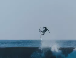 Peselancar Berebut Teluk Ekas: “Heaven on The Planet” Jadi Daya Tarik