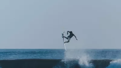 Peselancar Berebut Teluk Ekas: “Heaven on The Planet” Jadi Daya Tarik