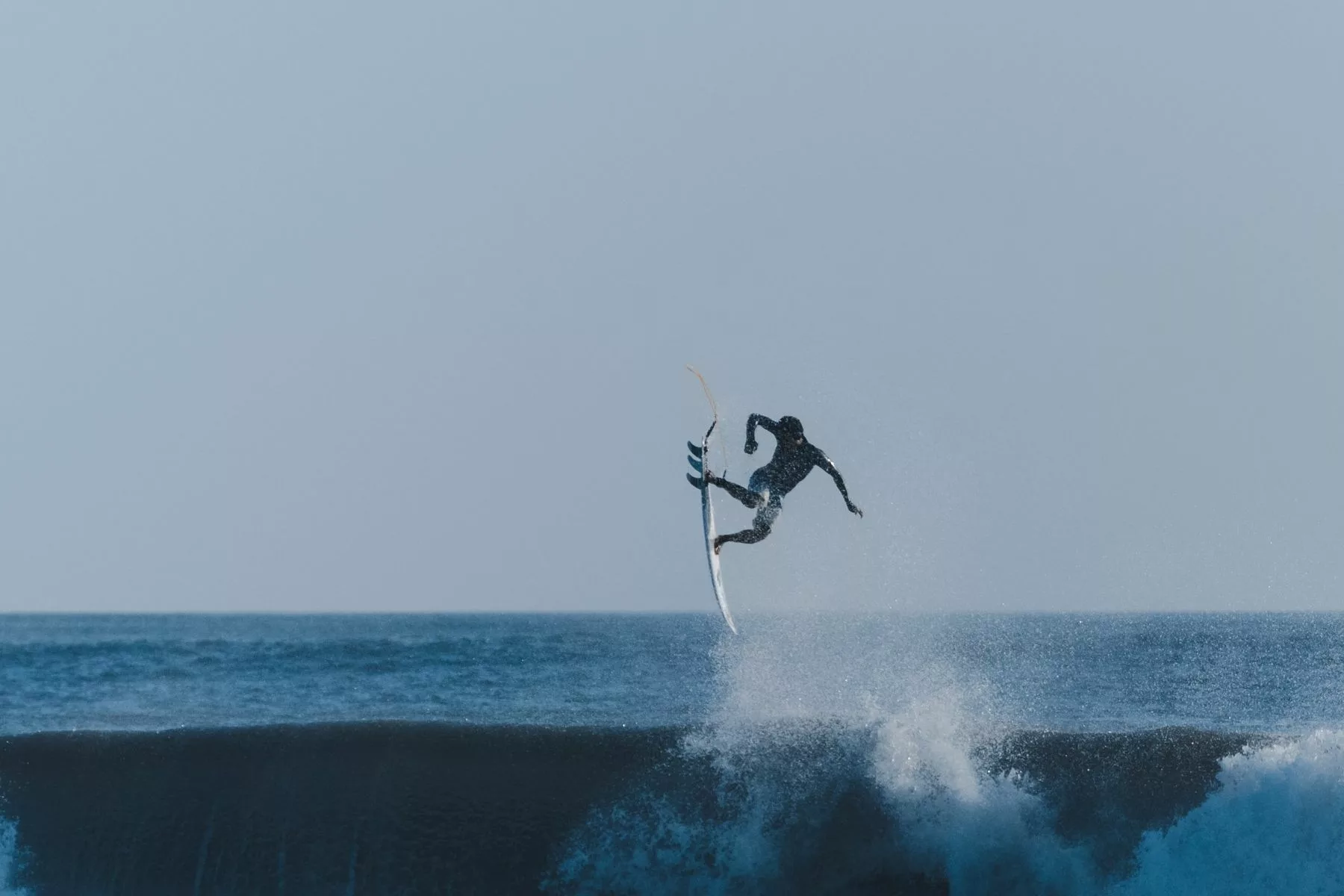 Peselancar Berebut Teluk Ekas: "Heaven on The Planet" Jadi Daya Tarik.