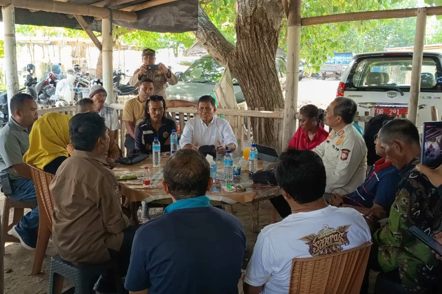 Asisten II Setda NTB, Lalu Moh Faozal, berdialog dengan pelaku wisata dan warga di Teluk Ekas, Kabupaten Lombok Timur.