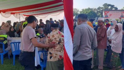 Warga Labuapi Terima Layanan Kesehatan dan Bansos Gratis dari Polri