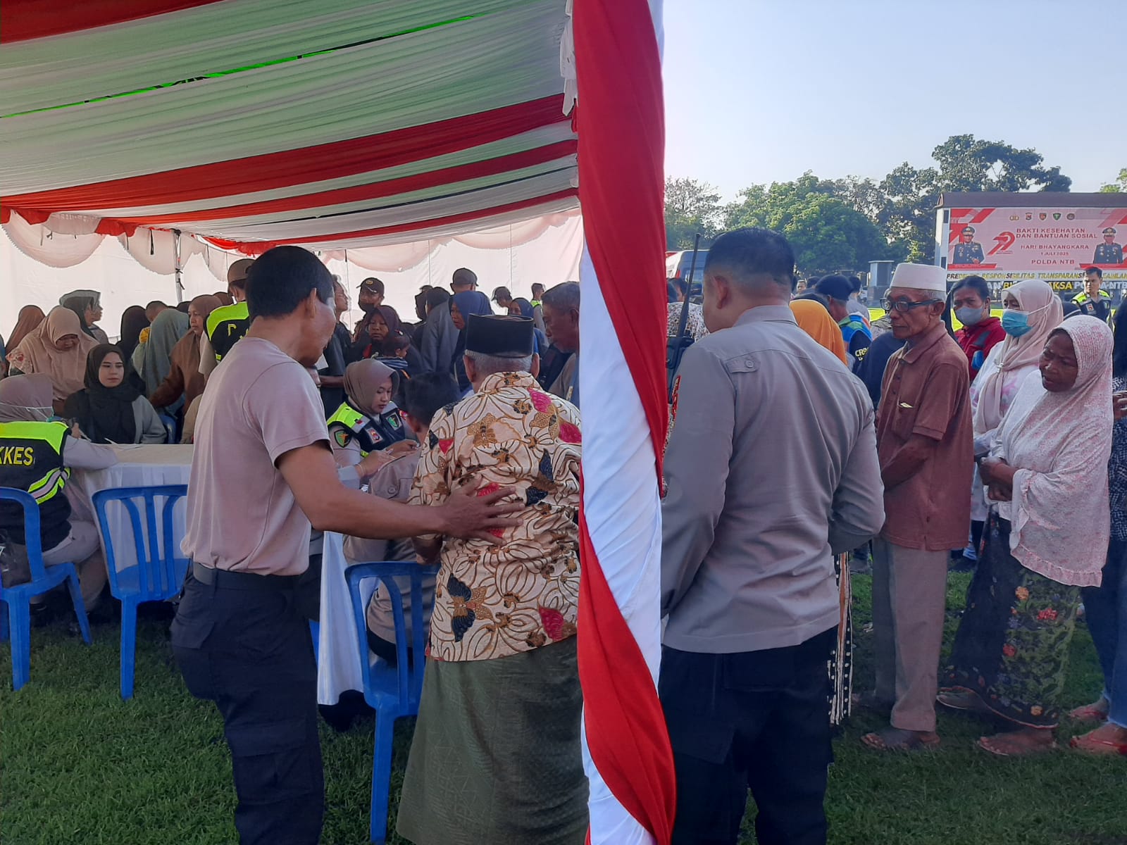 Warga Labuapi Terima Layanan Kesehatan dan Bansos Gratis dari Polri